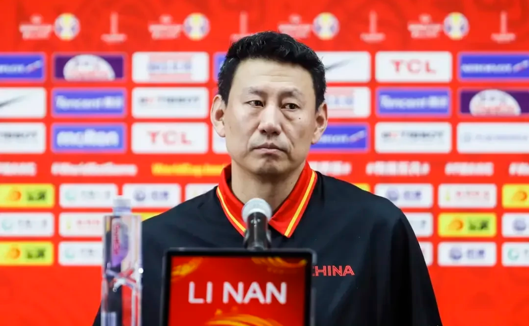 乒乓球巨星李楠转型篮球教练，备受瞩目