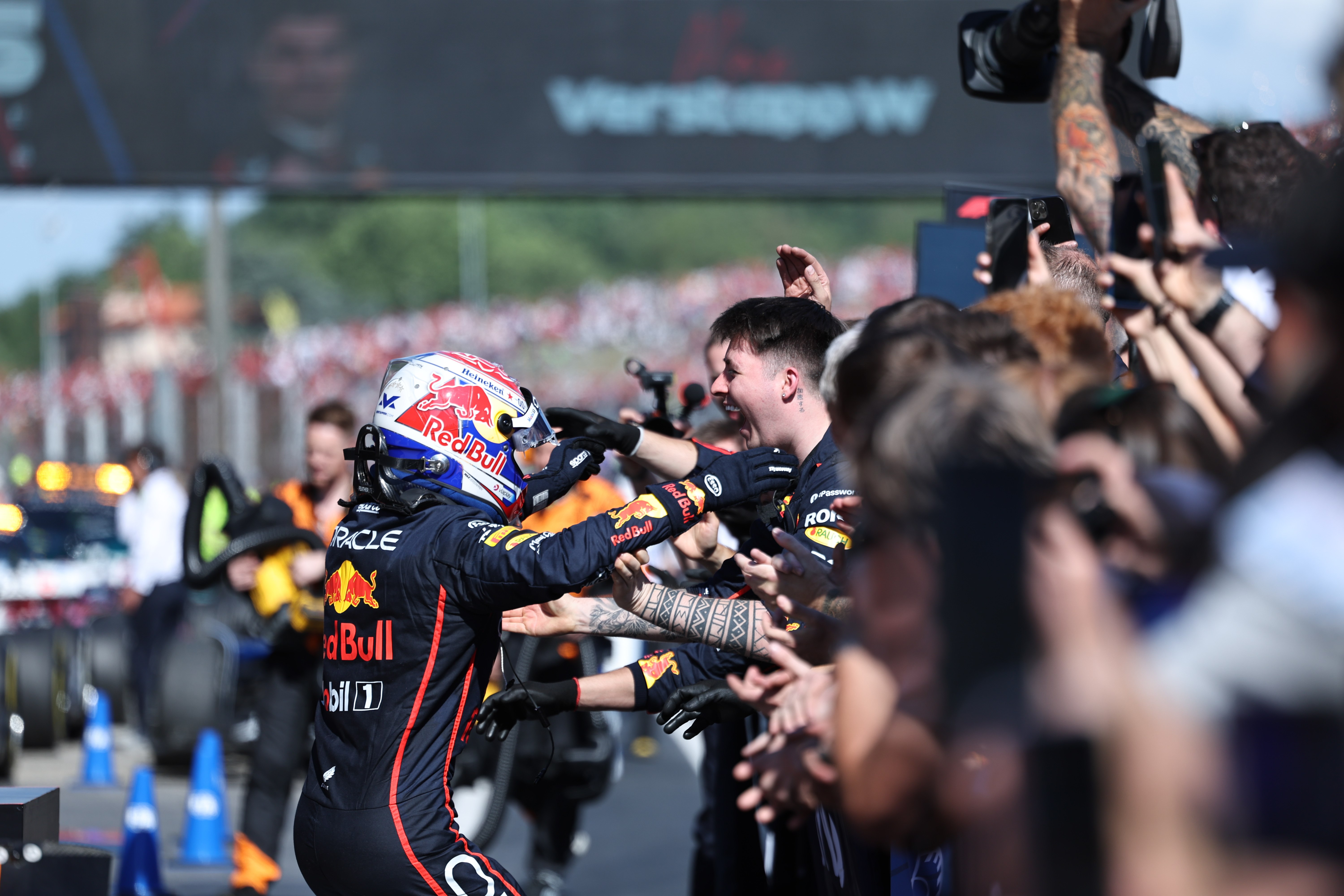 关于罗马尼亚队夺胜，向下一阶段赛事迈进的信息