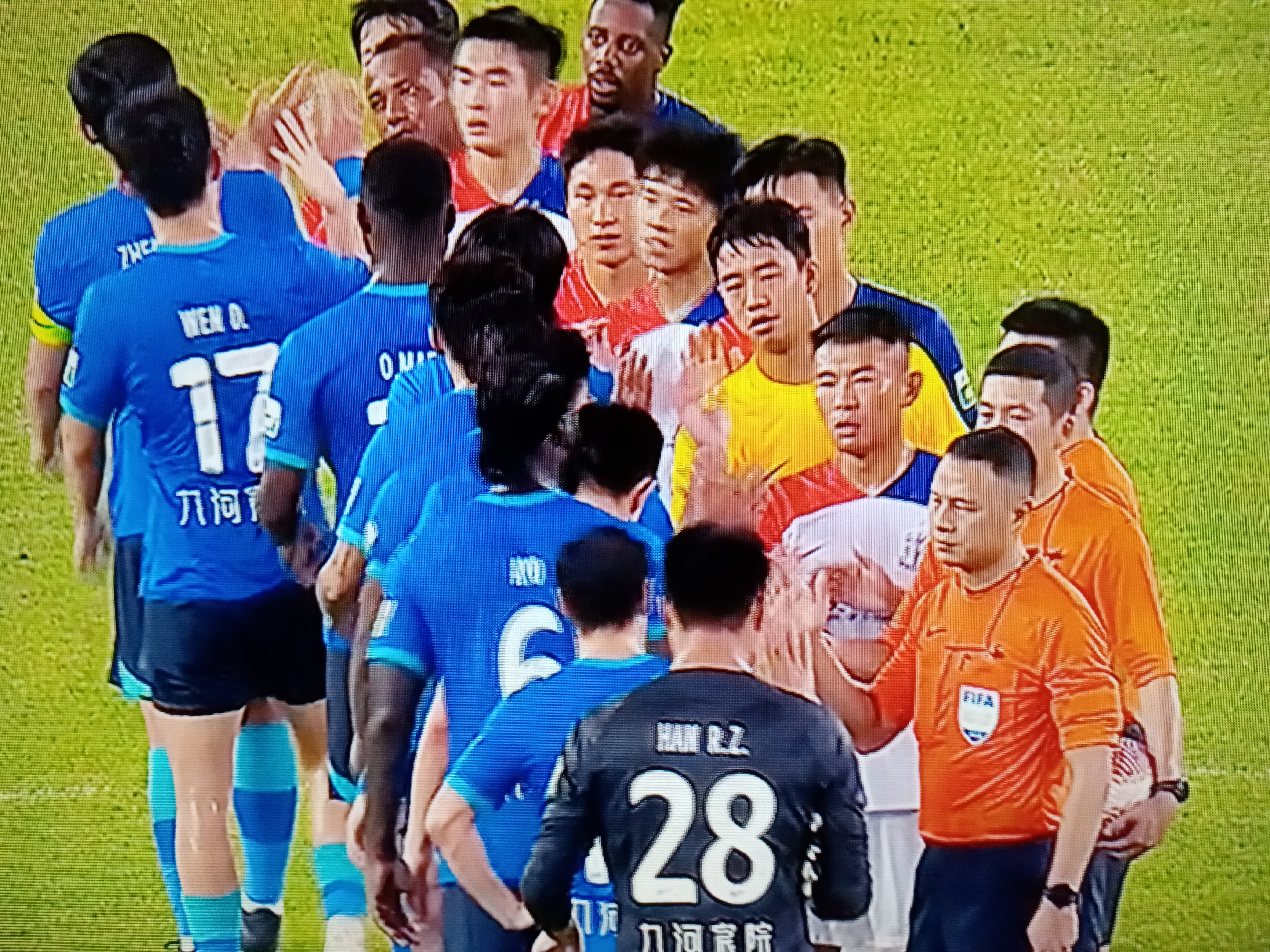 开云体育-顶尖足球队伍在国内职业联赛中角逐