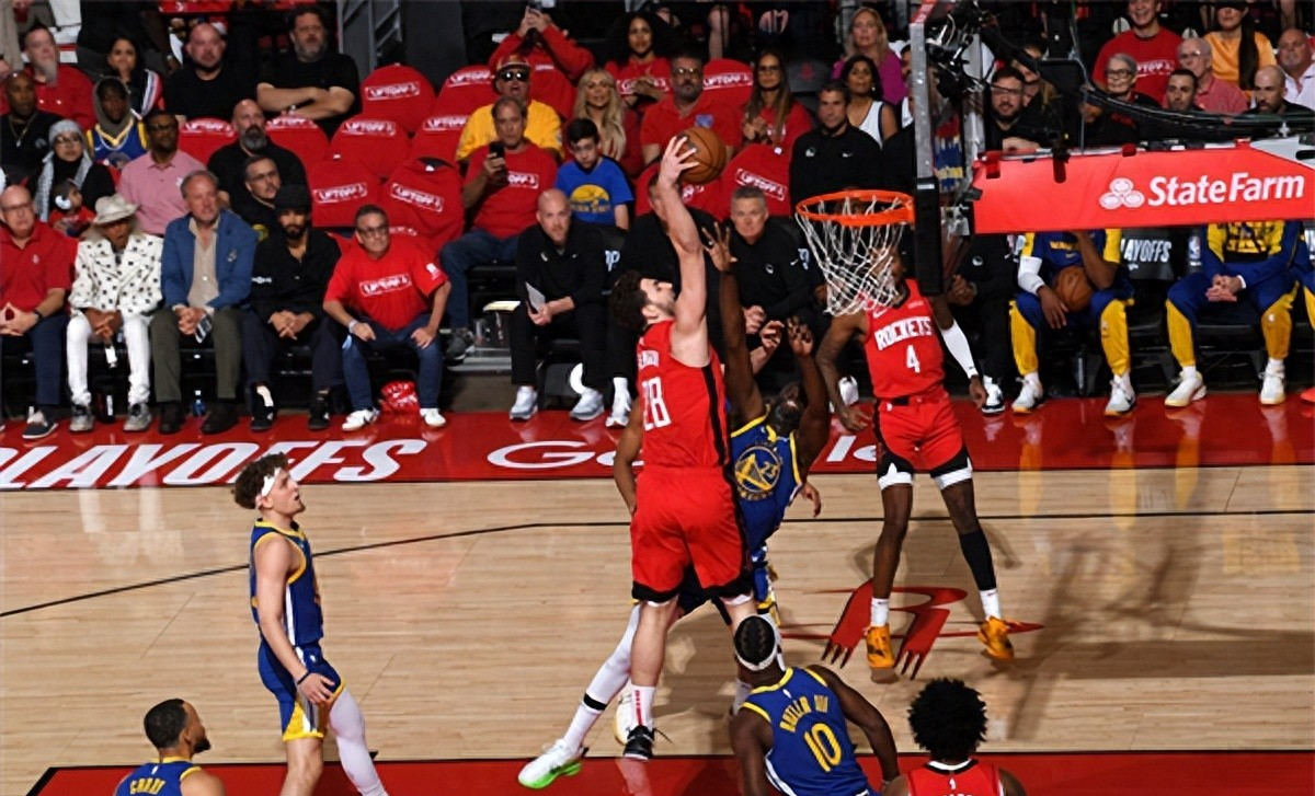 篮球赛场上燃情展开竞技大战