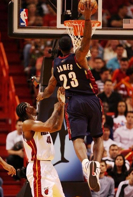 土耳其队员身手敏捷阻止对手快攻