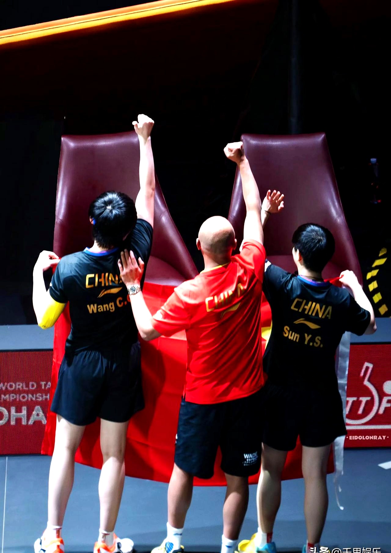 体育项目激烈比拼，赛场情绪高涨