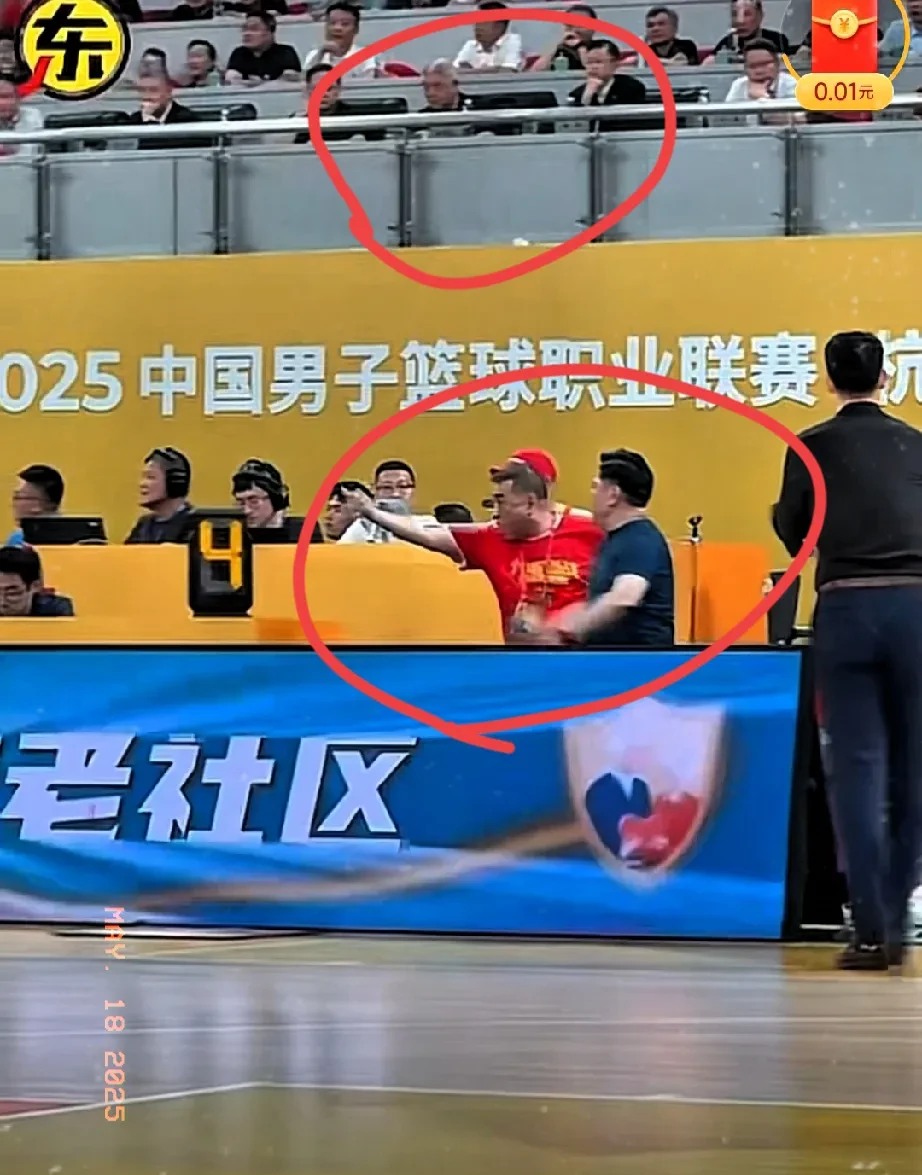 体育项目激烈比拼，赛场情绪高涨