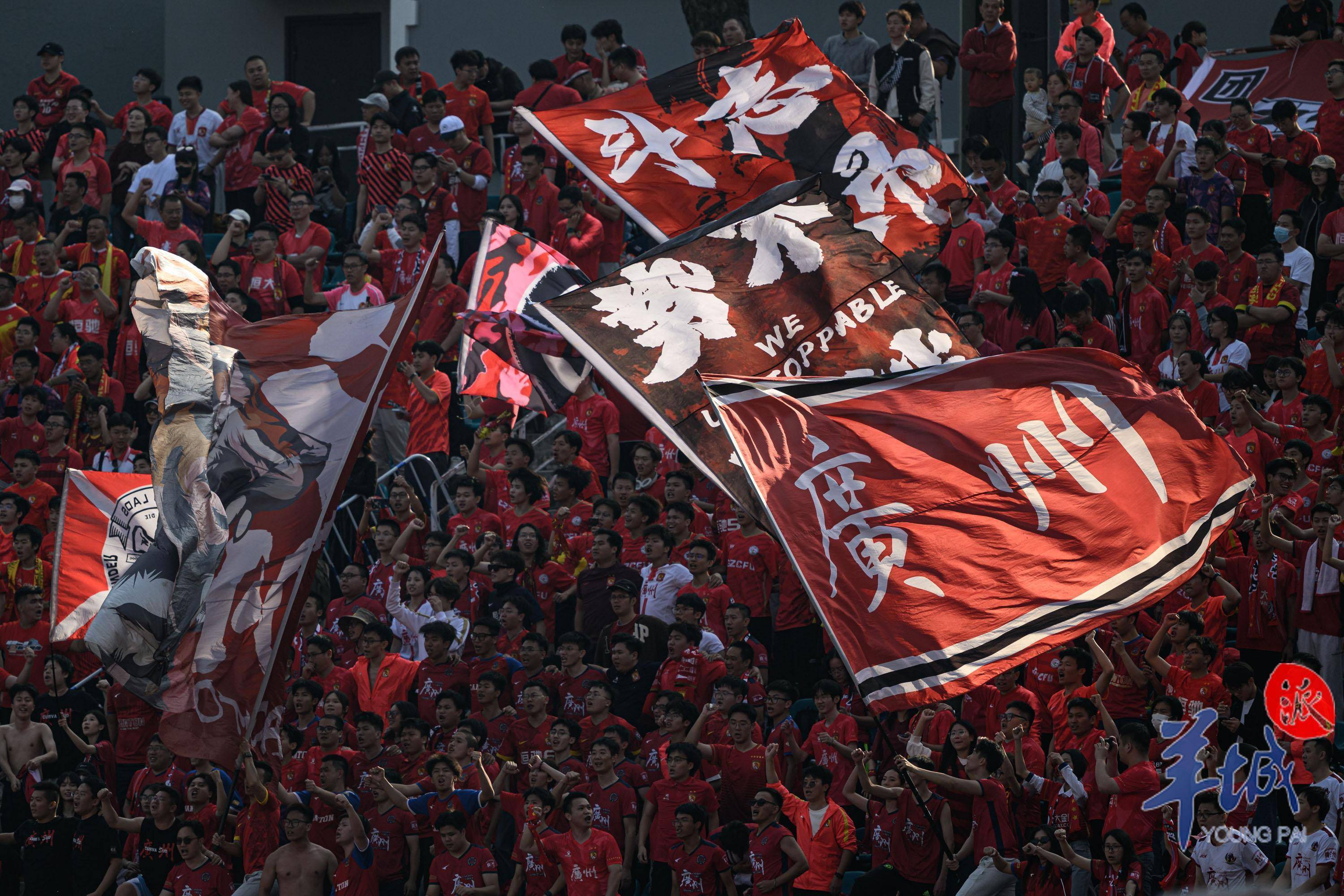 观众争相入场为喜爱球队助威