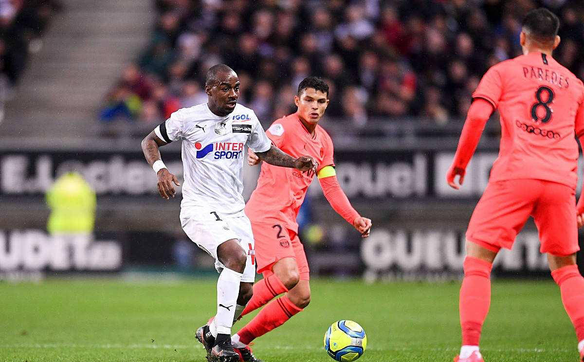 包含亚眠主场战平圣埃蒂安，保持积分平稳的词条