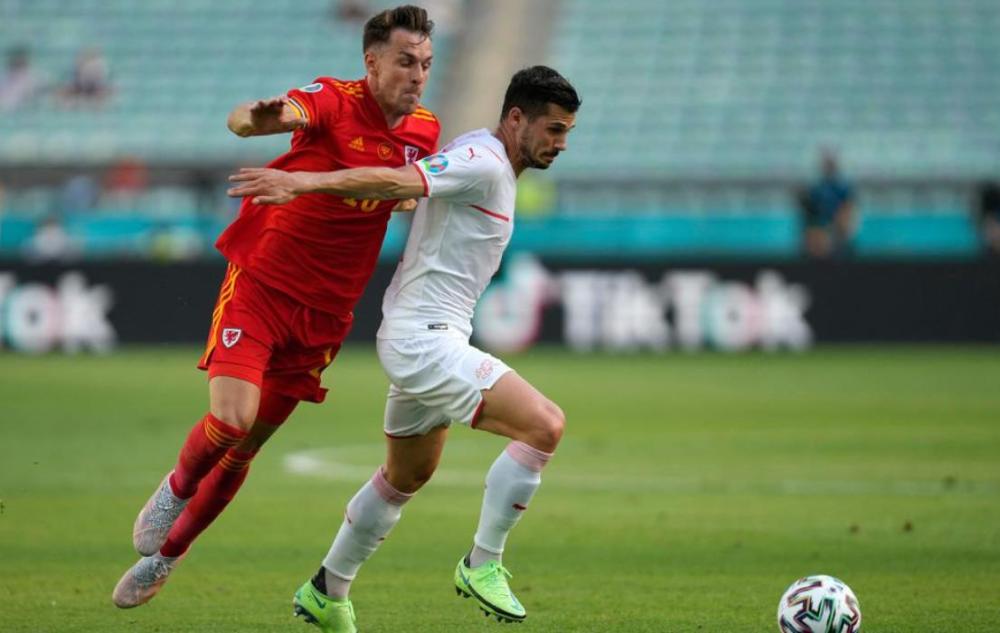 包含欧洲杯预选赛强强对话，悬念迭起的词条