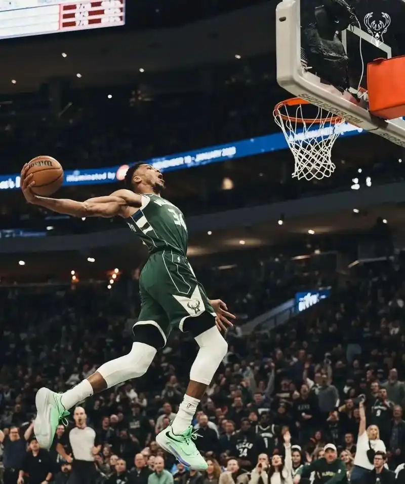 雄鹿队略胜于骑士队,主场比赛胜出 雄鹿队略胜于骑士队,主场比赛胜出