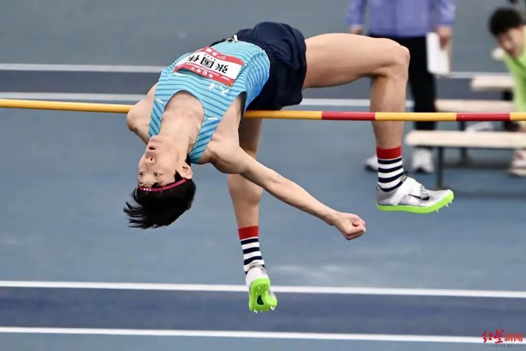 运动员在赛场上展现出高超技艺